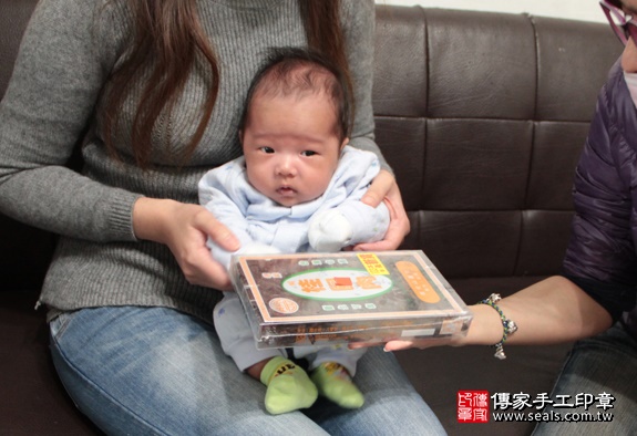 剃胎毛、滿月剃頭、嬰兒剃頭、嬰兒理髮、嬰兒剃髮、嬰兒剃胎毛、嬰兒滿月剃頭、寶寶剃頭、剃胎毛儀式、剃胎毛吉祥話、滿月剃頭儀式、滿月剃頭吉祥話、寶寶剃胎毛、寶寶滿月剃頭理髮、 新北泰山區剃胎毛、新北泰山區滿月剃頭、 新北泰山區嬰兒剃頭剃胎毛、新北泰山區嬰兒理髮、新北泰山區嬰兒剃髮、劉寶寶(新北泰山區到府嬰兒寶寶滿月剃頭理髮、免費到府嬰兒剃胎毛儀式吉祥話)。到府剃頭剃胎毛主持、專業拍照、DVD光碟、證書。★購買「臍帶章、肚臍章、胎毛筆刷印章」贈送：剃頭、收涎、抓周，三選一。2016.01.13 照片7